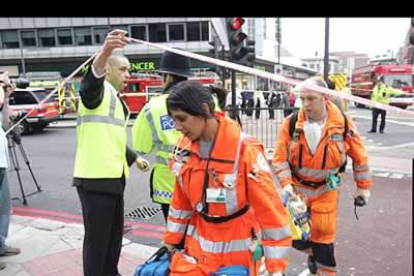 Los paramédicos llegan a la estación de metro de Edgware Road.