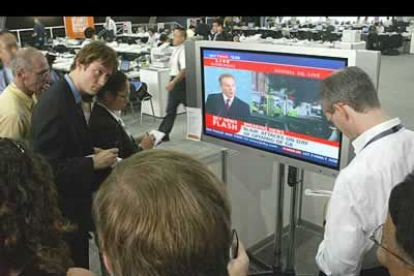 Periodistas que cubren la Cumbre del G8 en Gleneagles, escuchan el comunicado de Tony Blair después de la cadena de explosiones, donde anunció su regreso por algunas horas a Londres.