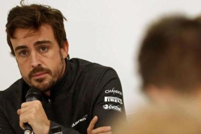 Fernando Alonso, hoy, en Montmeló, conversando con los periodistas.