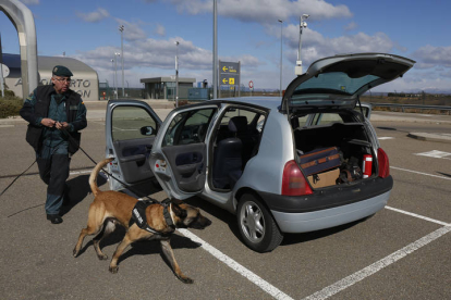 Victorino con Argos en la investigación de un vehículo en el aeropuerto. FERNANDO OTERO PERANDOES