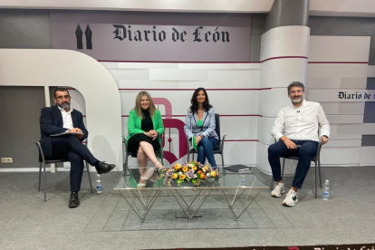 Óscar Barrero, Virgina Gómez, Cristina Fanjul y Julio Álvarez, antes de la mesa redonda. RAMIRO