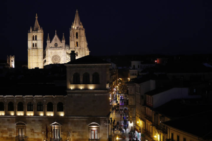 Vista nocturna de la Catedral de León. JESÚS F. SALVADORES