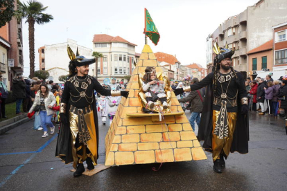 El gran desfile del Carnaval de La Bañeza. J. NOTARIO