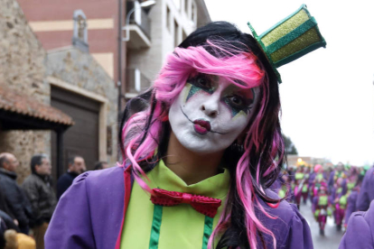 Disfraces, mucha imaginación y un espíritu de felicidad son buena parte de los compañeros de viaje del Carnaval de La Bañeza. MARCIANO PÉREZ