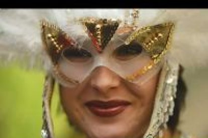 Como en todas las fiestas, las máscaras pusieron su dosis de misterio en la noche de elección de la reina del carnaval de León