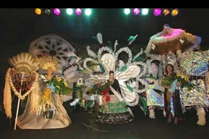 La recién nombrada reina del carnaval baila al final de la gala acompañada por sus damas de honor