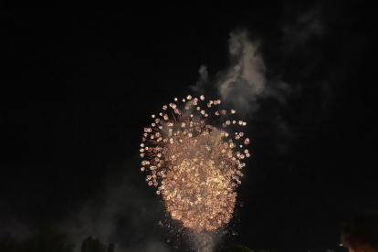 Formas, explosiones, color y fuego; la noche mágica de San Pedro. MIGUEL