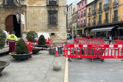 Obras en la calle Ancha de León, a días de la Semana Santa. Á.C.