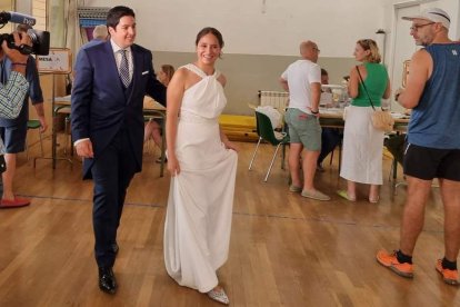 Pilar y Luis acudieron a votar en Granada tras casarse el sábado. EFE