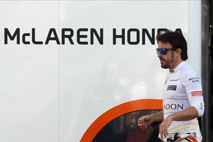 Alonso, en un momento de descanso en las pruebas de Montmeló.