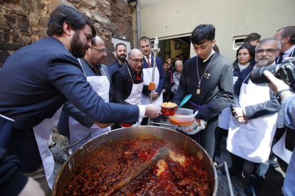 El vicepresidente de la Junta, Juan García-Gallardo, y el alcalde de La Bañeza, Javier Carrera, en la celebración del Santo Potajero en La Bañeza. RAMIRO