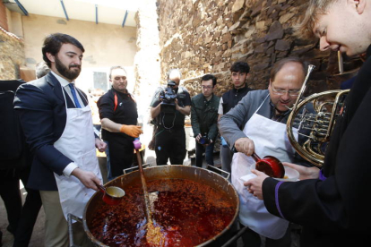 El vicepresidente de la Junta, Juan García-Gallardo, y el alcalde de La Bañeza, Javier Carrera, en la celebración del Santo Potajero en La Bañeza. RAMIRO