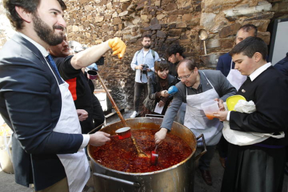 El vicepresidente de la Junta, Juan García-Gallardo, y el alcalde de La Bañeza, Javier Carrera, en la celebración del Santo Potajero en La Bañeza. RAMIRO