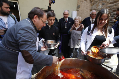 El alcalde de La Bañeza, Javier Carrera, en el Santo Potajero. RAMIRO