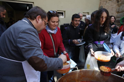 El alcalde de La Bañeza, Javier Carrera, en el Santo Potajero. RAMIRO