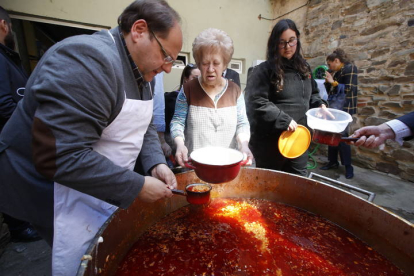 El alcalde de La Bañeza, Javier Carrera, en el Santo Potajero. RAMIRO