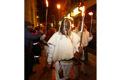 Los zafarrones tradicionales acompañan también en la comitiva que recorre las calles de León para dar entierro a la sardina. RAMIRO
