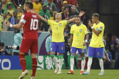 Richarlison, junto a Neymar y Raphinha, celebra uno de sus goles a Serbia. RONCORONI