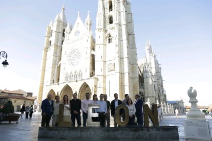 Félix Bolaños, junto al resto de los socialistas en León. FERNANDO OTERO