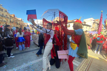 Diversión a raudales en el Carnaval auténtico de La Bañeza. RAMIRO
