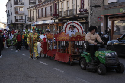 Una de las escenas del grupo el circo en el desfile de carnaval de Boñar. CAMPOS