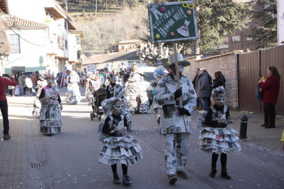 El grupo ganador hizo trajes de época con hojas del «Diario de León». CAMPOS