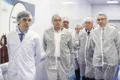 l presidente del PP de Castilla y León, Alfonso Fernández Mañueco, visita la planta de León Farma en Villaquilambre