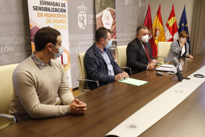 Miguel Alonso, Javier Morán, Eduardo Morán y Avelina Vidal, ayer, en la Diputación. RAMIRO