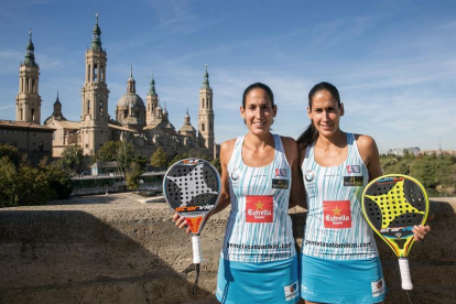 Las gemelas Mapi (i) y Majo (d) Sánchez Alayeto, posan ante la Basílica del Pilar de Zaragoza