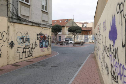 Pintadas en los accesos a la plaza de San Pelayo, zona que se está volviendo problemática. MARCIANO PÉREZ