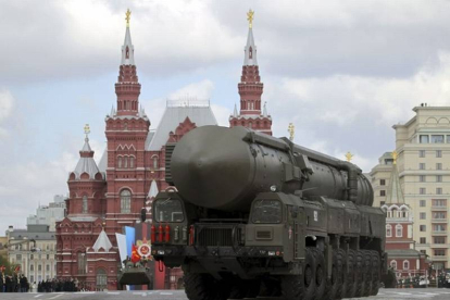 El misil Tópol en la plaza roja de Moscú.
