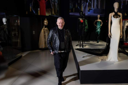 El modista francés Jean-Paul Gaultier en la exposición ‘Cine y moda. Por Jean-Paul Gaultier’. RODRIGO JIMÉNEZ