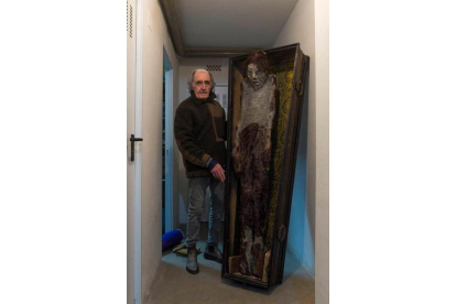 Pepe Muñiz con el ataúd de alquiler y la momia. FERNANDO OTERO