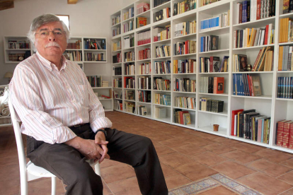Román Álvarez en la panadería de su padre, Fermín, transformada en biblioteca.