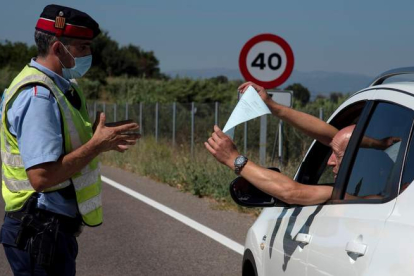 Un Mosso d’Esquadra realiza un control de carreteras en la comarca del Segrià, ayer. RAMÓN GABRIEL
