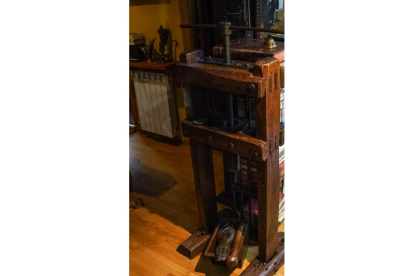 Parece una guillotina, pero es una máquina de hacer fideos. MIGUEL F. B.