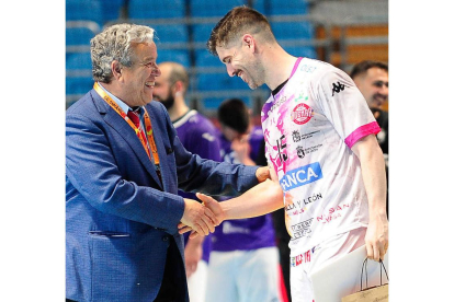 Juan Castro recibirá hoy el premio a mejor central de la Liga. LOF