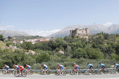 Los ciclistas de la Vuelta al inicio de la novena etapa.