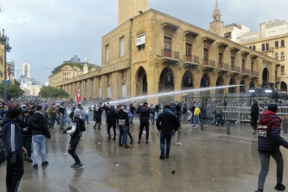 Los disturbios tuvieron lugar junto a la sede del Parlamento libanés.