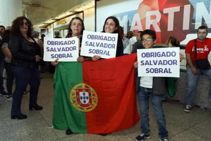 Seguidores del cantante portugués Salvador Sobral, vigente vencedor del festival de Eurovisión, le agradecen el triunfo a su llegada a Portugal.