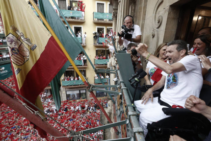 El exfutbolista Juan Carlos Unzué da el chupinazo desde el balcón del Ayuntamiento en la Plaza Consistorial de Pamplona este miércoles dando comienzo a los Sanfermines 2022. EFE/VILLAR LÓPEZ
