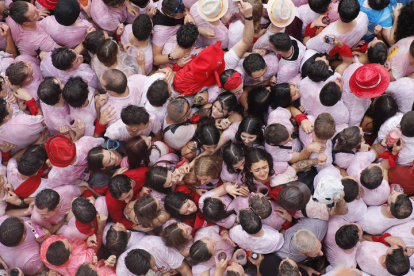 Cientos de personas disfrutan tras el chupinazo en la Plaza Consistorial de Pamplona este miércoles dando comienzo a los Sanfermines 2022. EFE/VILLAR LÓPEZ