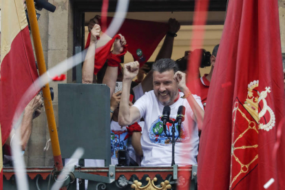 El exfutbolista, Juan Carlos Unzué da el chupinazo desde el balcón del Ayuntamiento en la Plaza Consistorial de Pamplona este miércoles dando comienzo a los Sanfermines 2022. EFE/VILLAR LÓPEZ