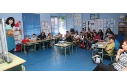 Los alumnos y profesores de Suecia e Italia compartieron una clase de pizarra digital en el CRA de V