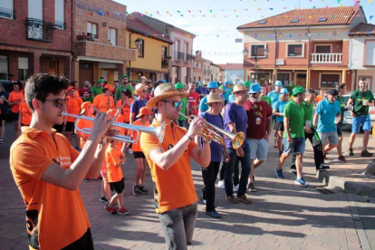 Las peñas recorren las calles de Santa Marina del Rey (León) para degustar las tapas de las XII Jornadas Gastronómicas del Ajo