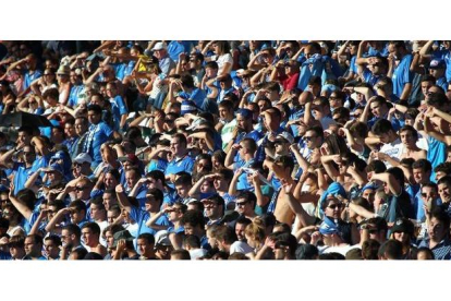 Miles de seguidores del Oviedo llegaron a León para arropar a su equipo y convirtieron la ciudad en una gran fiesta azulona