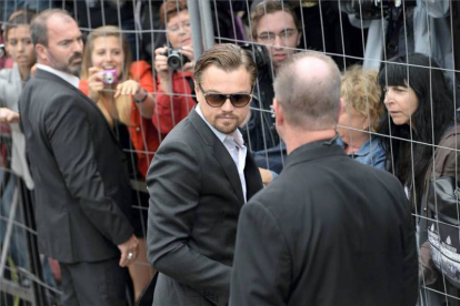 El actor Leonardo DiCaprio firma autógragos en el photocall de 'El gran Gatsby'. Foto: