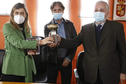 Juani Pérez y Secundino Andrés reciben la ‘Patata de Bronce’ de manos de Santiago Jorge. MARCIANO PÉREZ