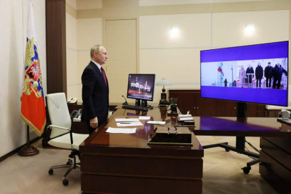 Putin participa por videoconferencia en el izado de la bandera en el rompehielos nuclear Ural. MIKHAIL METZEL