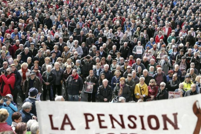Concentración de pensionistas, este lunes ante el Ayuntamiento de Bilbao.